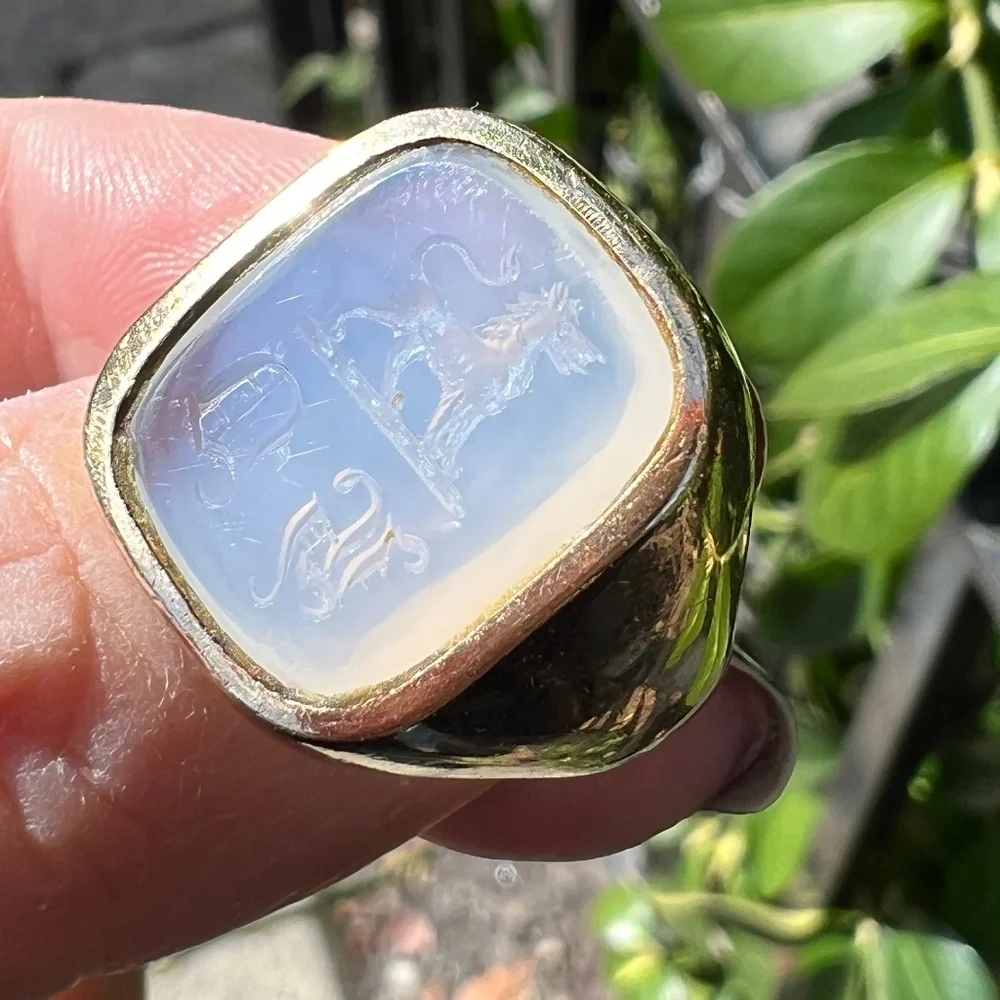 VINTAGE 9K GOLD WHITE CHALCEDONY LION INTAGLIO SIGNET RING BRITISH HALLMARKS
